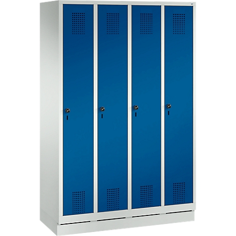 Cuatro taquillas azules están una al lado de la otra. Tienen laterales grises, cerraduras y orificios de ventilación.