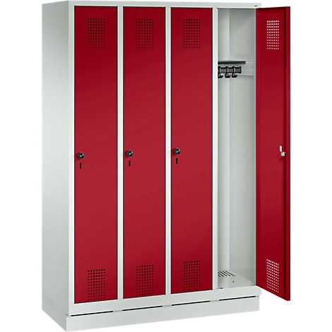 Un casillero rojo con cuatro puertas, una de las cuales está abierta. Las puertas tienen ranuras de ventilación y cerraduras.