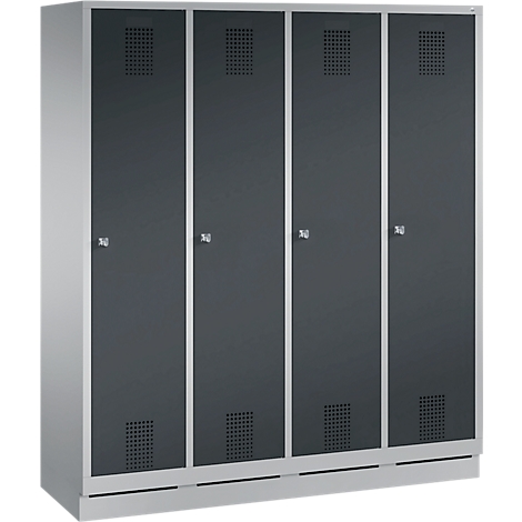 Taquillas grises con ranuras de ventilación y tiradores plateados. Cuatro puertas una al lado de la otra.