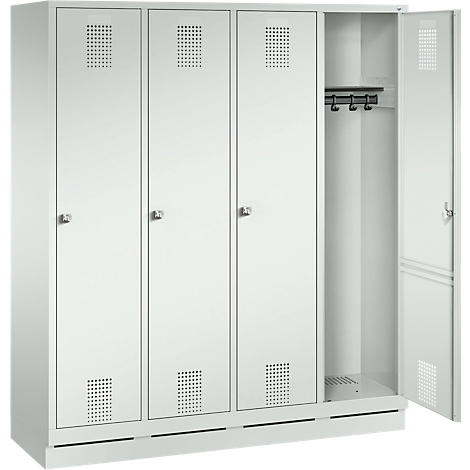 Armario blanco de cuatro puertas, una abierta. Con ranuras de ventilación, manijas y una tira de ganchos.