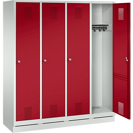 Armario blanco y rojo, una puerta abierta. Puertas rojas, con ranuras de ventilación, manijas plateadas. Un interior con ganchos.