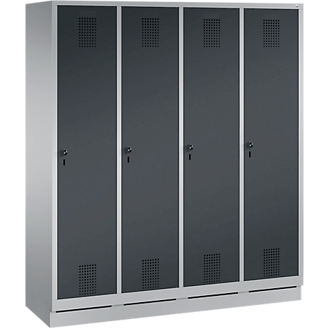 Armario gris con cuatro puertas, cada una con ranuras de ventilación y cerraduras. Acentos blancos alrededor de las puertas.