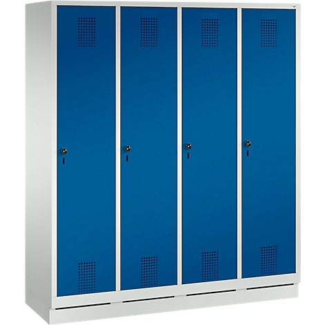 Una pared de armario con cuatro puertas azules. Marcos y detalles blancos. Patrones de agujeros rectangulares en la parte superior e inferior.