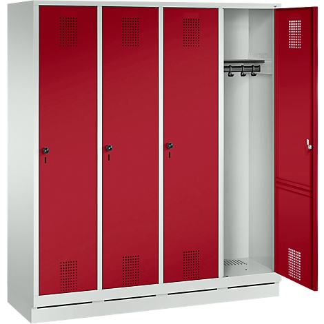 Un armario blanco con puertas rojas. Una puerta está abierta. El armario tiene agujeros para la ventilación y ganchos para la ropa.