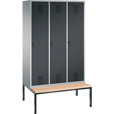 Taquilla de tres cuerpos con banco. Puertas gris oscuro, marco plateado, asiento beige.
