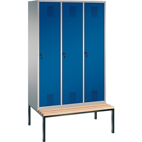 Armario con tres puertas azules y un banco.