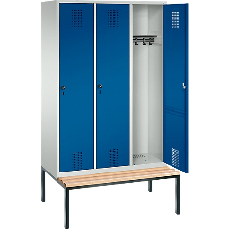 Taquilla azul y blanca, una puerta abierta. Un banco de madera abajo para sentarse.