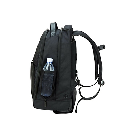 Sac à dos noir avec une bouteille d'eau dans une poche latérale en filet.