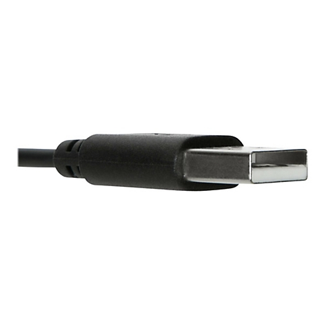 Nahaufnahme eines schwarzen USB-Steckers, der aus dem Kabel ragt. Der Stecker hat eine silberne KontaktflÃ¤che.