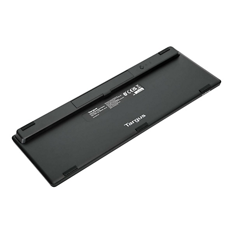 Die schwarze Unterseite einer Targus-Tastatur mit Gummifüßen, Produktetikett und Markenschriftzug auf weißem Grund.