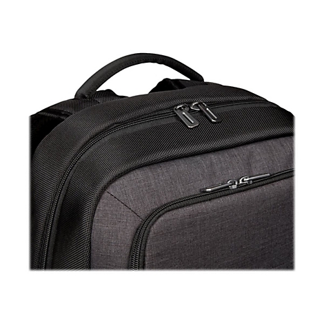 Nahaufnahme eines schwarzen Rucksacks mit Reißverschlüssen und Tragegriff. Die Textur des Materials ist deutlich erkennbar.