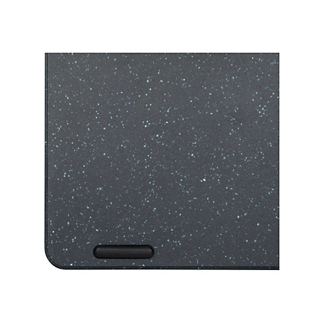 Detailaufnahme einer dunklen, leicht strukturierten Oberfläche mit weißen und grünen Tupfern und einem schwarzen, länglichen Element.