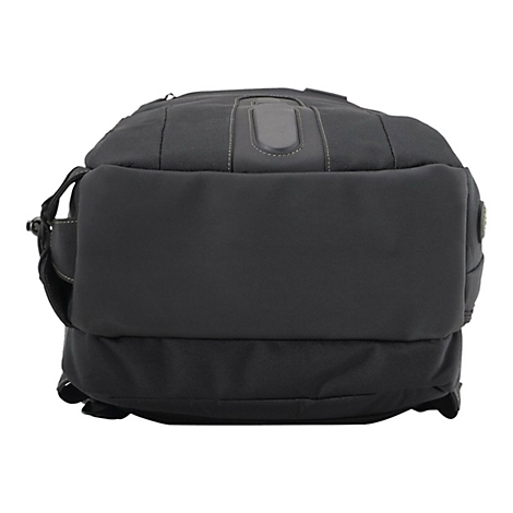 Schwarzer Rucksack, von unten fotografiert. Oben ist ein Griff mit grauem Einsatz zu sehen. Die Tasche hat eine glatte und eine strukturierte Oberfläche.