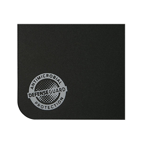 Nahaufnahme einer schwarzen Textiloberfläche mit einem grauen Antimicrobial Defense Guard Logo.