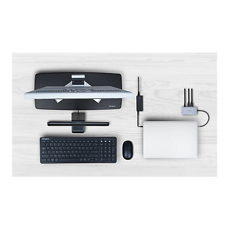 Draufsicht auf einen Schreibtisch mit Monitor, Tastatur, Maus, Laptop und ZubehÃ¶r auf hellem Holzgrund.