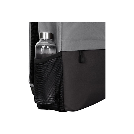 Nahaufnahme eines Rucksacks mit einer Wasserflasche in einer Netztasche.