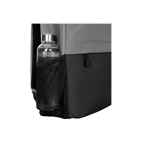 Detailaufnahme eines grauen und schwarzen Rucksacks mit einer Wasserflasche in der Netztasche.