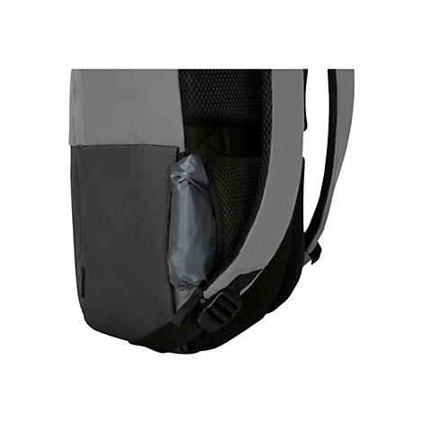 Vue détaillée d'un sac à dos gris. On voit le côté avec une poche latérale, des bretelles et le dos avec une structure en mesh.