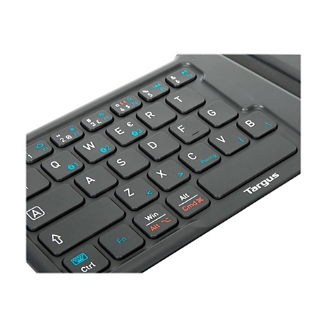 Nahaufnahme einer schwarzen Targus-Tastatur mit weißen und blauen Buchstaben. Die 'Cmd'-Taste und das Targus-Logo sind sichtbar.