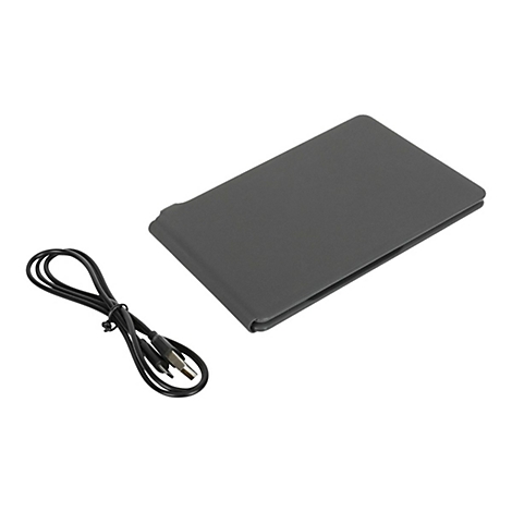 Graue Tablet-Hülle mit schwarzem Ladekabel auf weißem Grund.