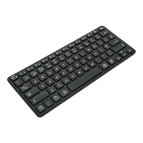 Schwarze, drahtlose Tastatur mit weißen Buchstaben und Ziffern. Die Tastatur liegt schräg auf einem weißen Hintergrund.