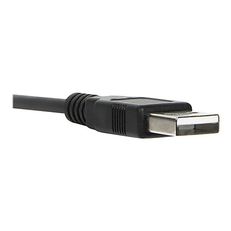 Nahaufnahme eines schwarzen USB-Kabels mit rechteckigem Stecker auf weißem Hintergrund.