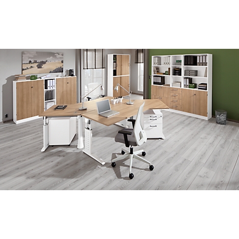 Modern office with light wood desk and cabinets. A laptop is ready. An office chair stands in front of it.