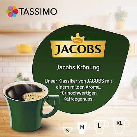 Tasse à café verte avec du café, à côté d'un logo avec les mots Jacobs Krönung. D'autres tasses de différentes tailles sont représentées en arrière-plan.