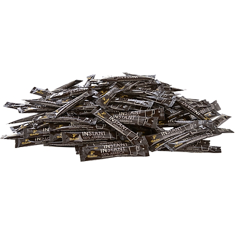 Ein Haufen schwarzer Stick-Packungen für Instant-Kaffee mit der Aufschrift Instant 100% Arabica auf weißem Hintergrund.