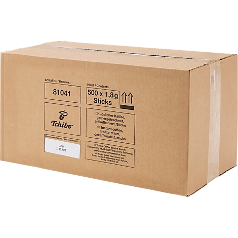 Ein brauner Versandkarton mit Tchibo-Aufdruck, enthaltend 500 Kaffeesticks, gefriergetrocknet und entkoffeiniert.