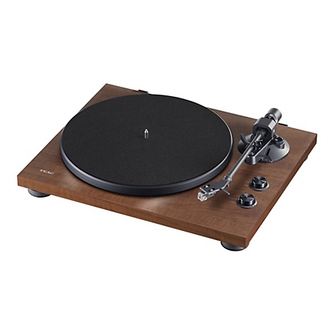 Eleganter Plattenspieler mit Holzgehäuse, schwarzem Teller und Tonarm vor weißem Hintergrund.