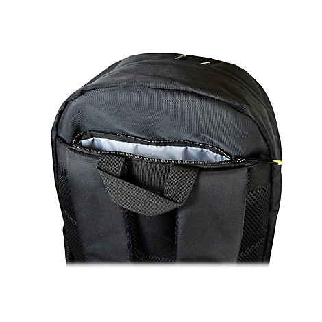 Schwarzer Rucksack, Nahaufnahme der Vordertasche mit offenem Reißverschluss. Graues Futter sichtbar, Griff oben.