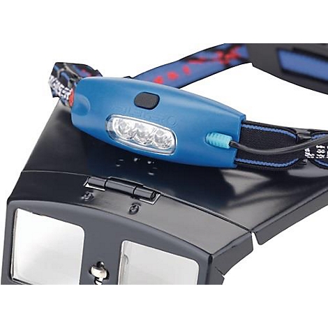 Close-up van een blauwe LED-hoofdlamp met geïntegreerde vergrootglazen. Zwart frame, blauwe hoofdband.
