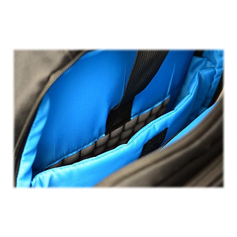 Nahaufnahme eines Rucksacks. Blaues Innenfutter, schwarze Gurte, graues Außenmaterial, einige kleine Fächer.