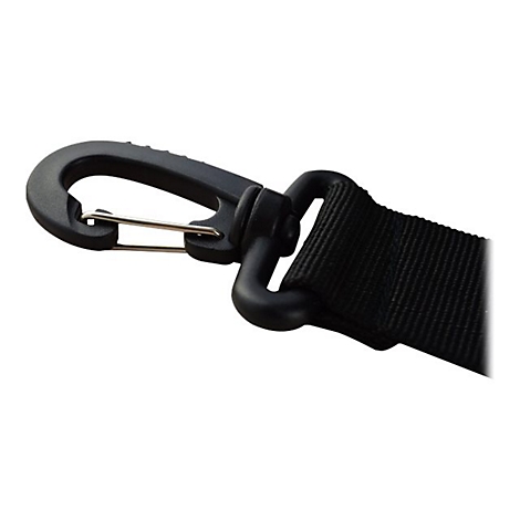 Schwarzer Karabinerhaken mit einem schwarzen Stoffband, vor weiÃŸem Hintergrund.