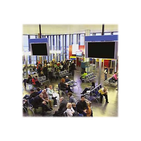Passagiere warten in einem hellen, modernen Flughafen-Wartebereich auf ihre Flüge.