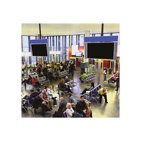 Flughafen-Wartebereich mit vielen sitzenden Passagieren und großen Anzeigebildschirmen an der Decke.
