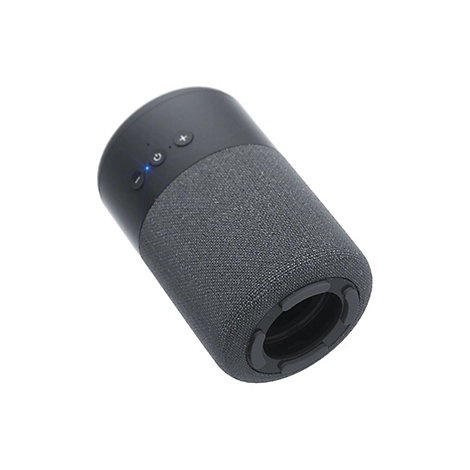 Ein zylindrischer, grauer Bluetooth-Lautsprecher mit schwarzer Oberseite, Bedientasten und blauem LED-Licht vor weißem Hintergrund.