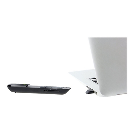 Schwarzer Laserpointer neben einem silbernen Laptop mit eingestecktem USB-Empfänger.