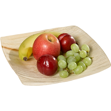 Auf einem Holz-Tablett liegen: Banane, Apfel, Pflaumen und grüne Weintrauben.