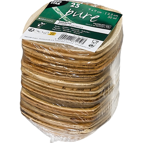 Ein Stapel quadratischer, brauner Schalen in Plastik verpackt, mit Aufdruck "pure".