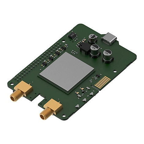 Grüne Platine mit elektronischen Bauteilen. Goldene Anschlüsse, silberfarbene Komponenten und schwarze Chips sind zu sehen.