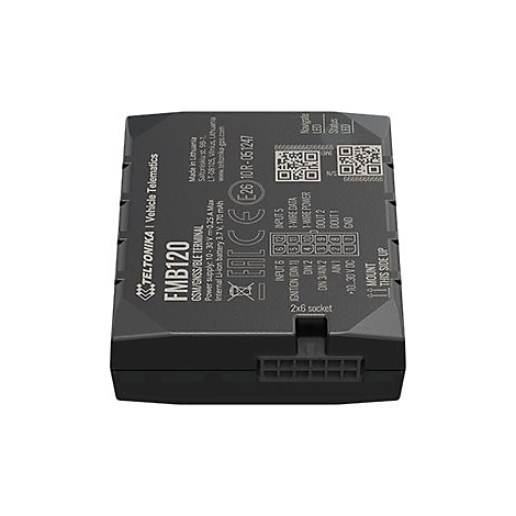 Ein schwarzes Telematik-Gerät, FMB120, mit Text und Anschlüssen. Aufschrift: Teltonika, Fahrzeugtelematik.