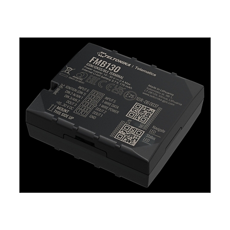 Ein schwarzes FMB130 GPS-Gerät mit weißen Beschriftungen. Es trägt das Teltonika-Logo und enthält QR-Codes und verschiedene Anschlussbezeichnungen.