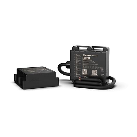 Ein schwarzes Telematikgerät FMB204 mit Kabeln und einem anderen schwarzen Gehäuse, auf weißem Hintergrund. Auf dem Gerät sind Informationen und Anschlüsse zu sehen.
