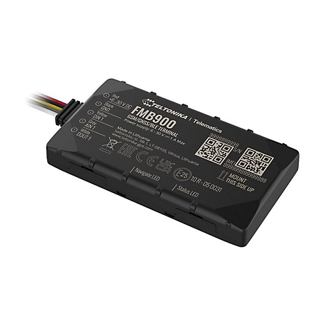 Schwarzes GPS-Gerät mit Beschriftung, mehreren Anschlüssen und QR-Codes.