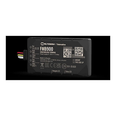 Schwarzes FMB900-Gerät. Aufschrift: "TELTONIKA", "Telematics", "GSM/GNSS/BLE TERMINAL". Mehrere Anschlüsse. Zwei QR-Codes.