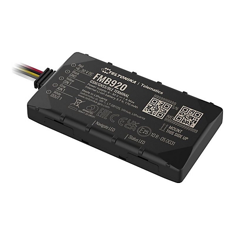 Ein schwarzes Telematik-Gerät, mit Beschriftungen, Anschlüssen und QR-Codes.