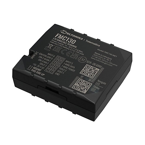 Ein schwarzes FMC130-Gerät, mit Beschriftungen und Anschlüssen. Aufschrift: Teltonika, FMC130. Weitere Details sind aufgedruckt.