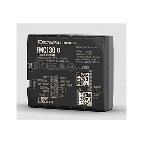 Schwarzes rechteckiges Gerät mit weißen Schriftzügen, darunter Modellbezeichnung, Anschlüsse und Logos.